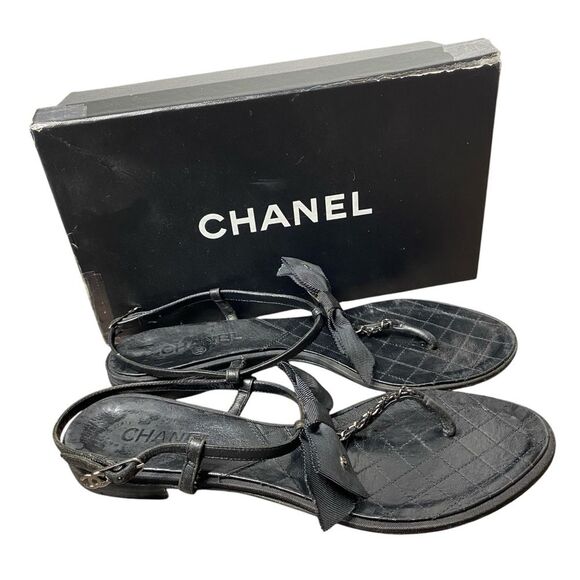 CHANEL Interlocking CC Logo Black Leather T Strap Sandals Thong EU 41 Bow Quilt - Picture 1 of 9